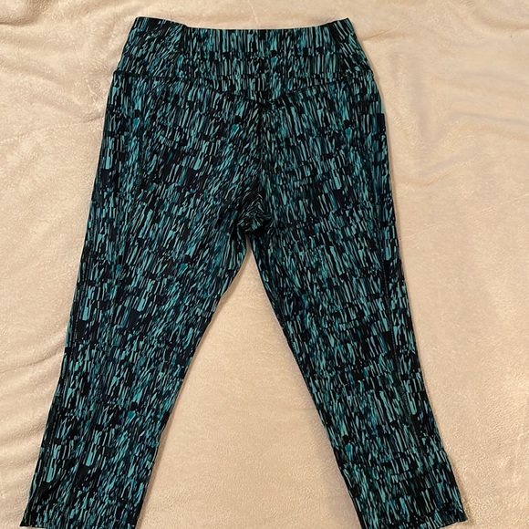 NIKE sz M green black crop workout leggings really good condition!” - Picture 3 of 7